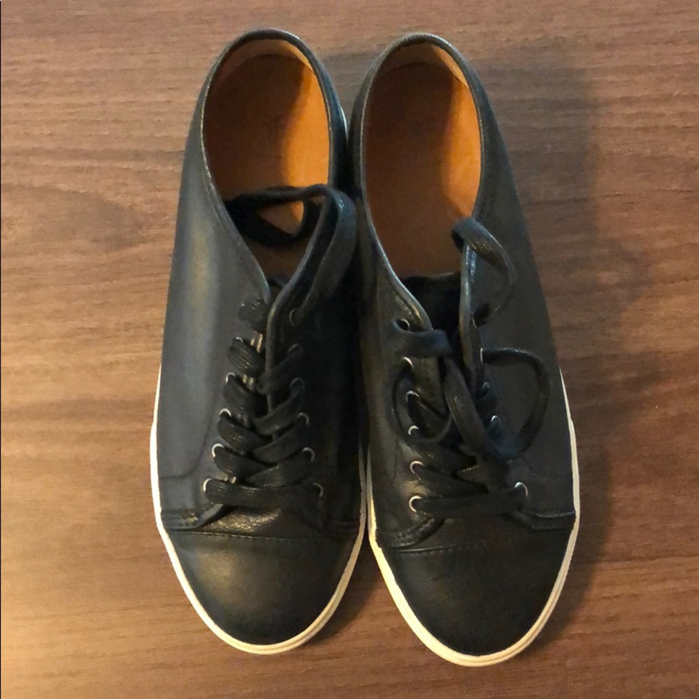 SOLD on Ⓜ️**New Leather FRYE shoes